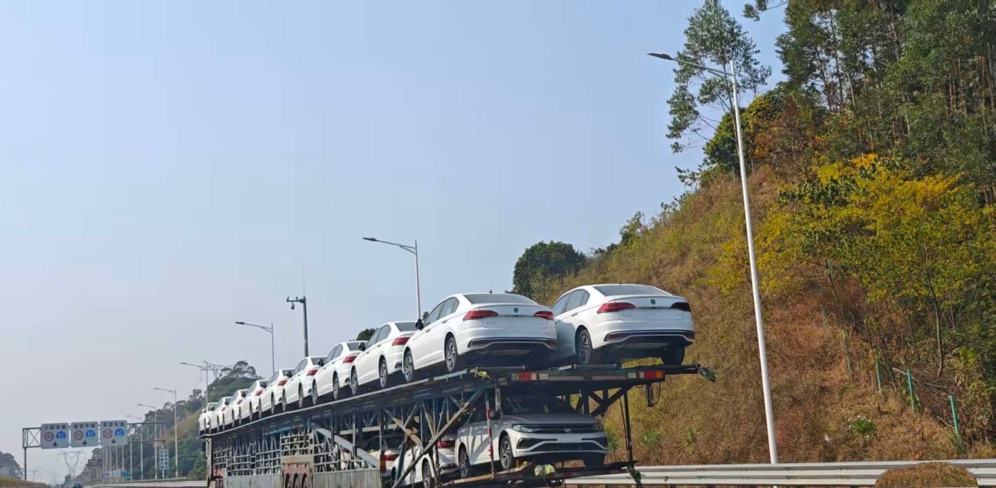 Porte-voitures en route vers le terminal