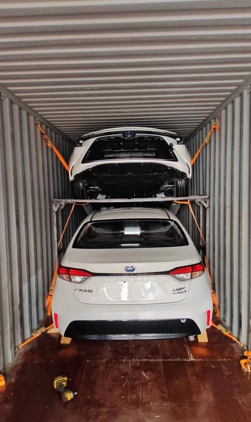 Deux Toyota Corolla hybrides chargées en conteneur