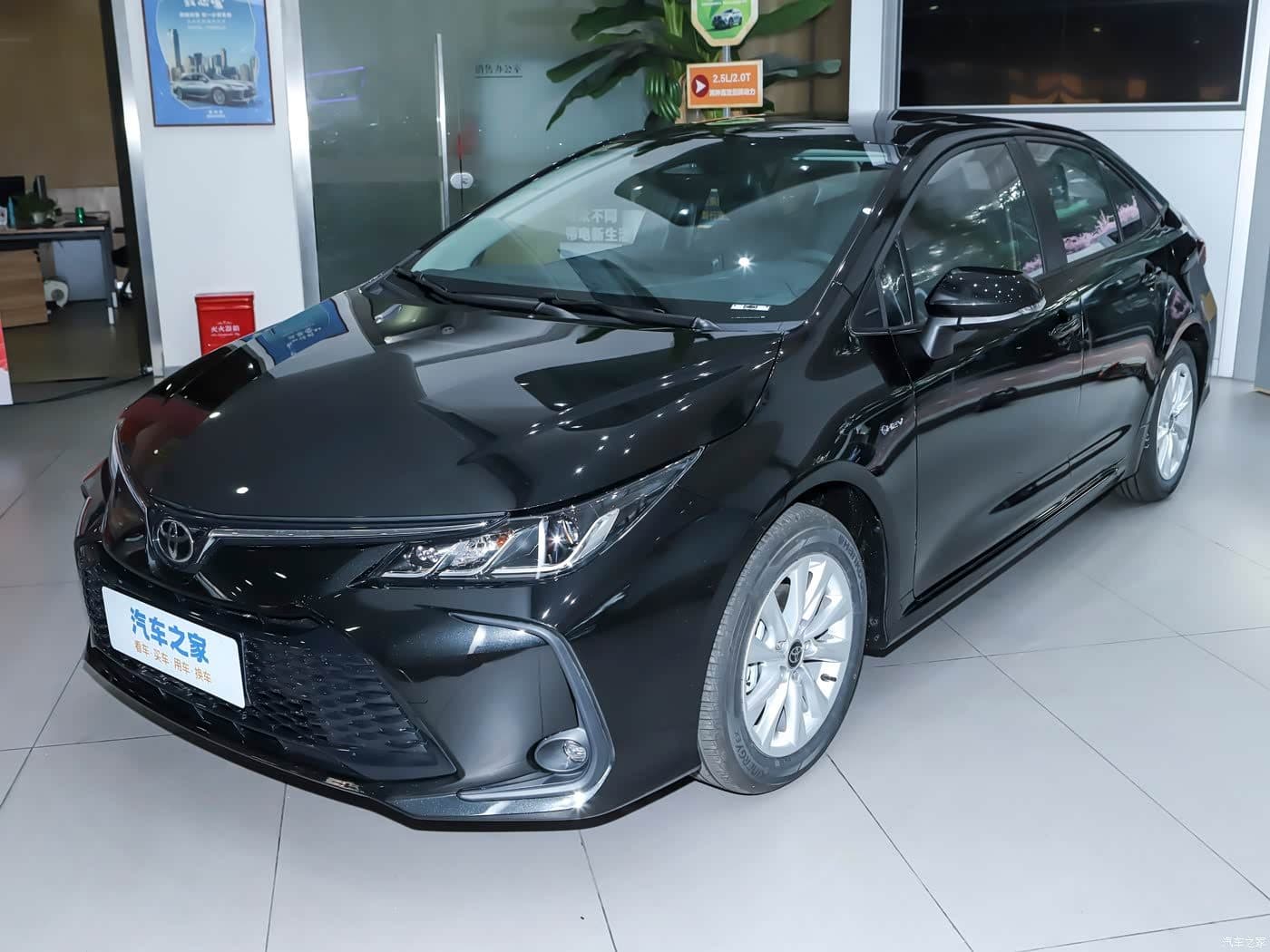 Toyota Corolla 1.8L Hybride 2024 Noir mica, vue trois-quarts avant — berline hybride à l’export