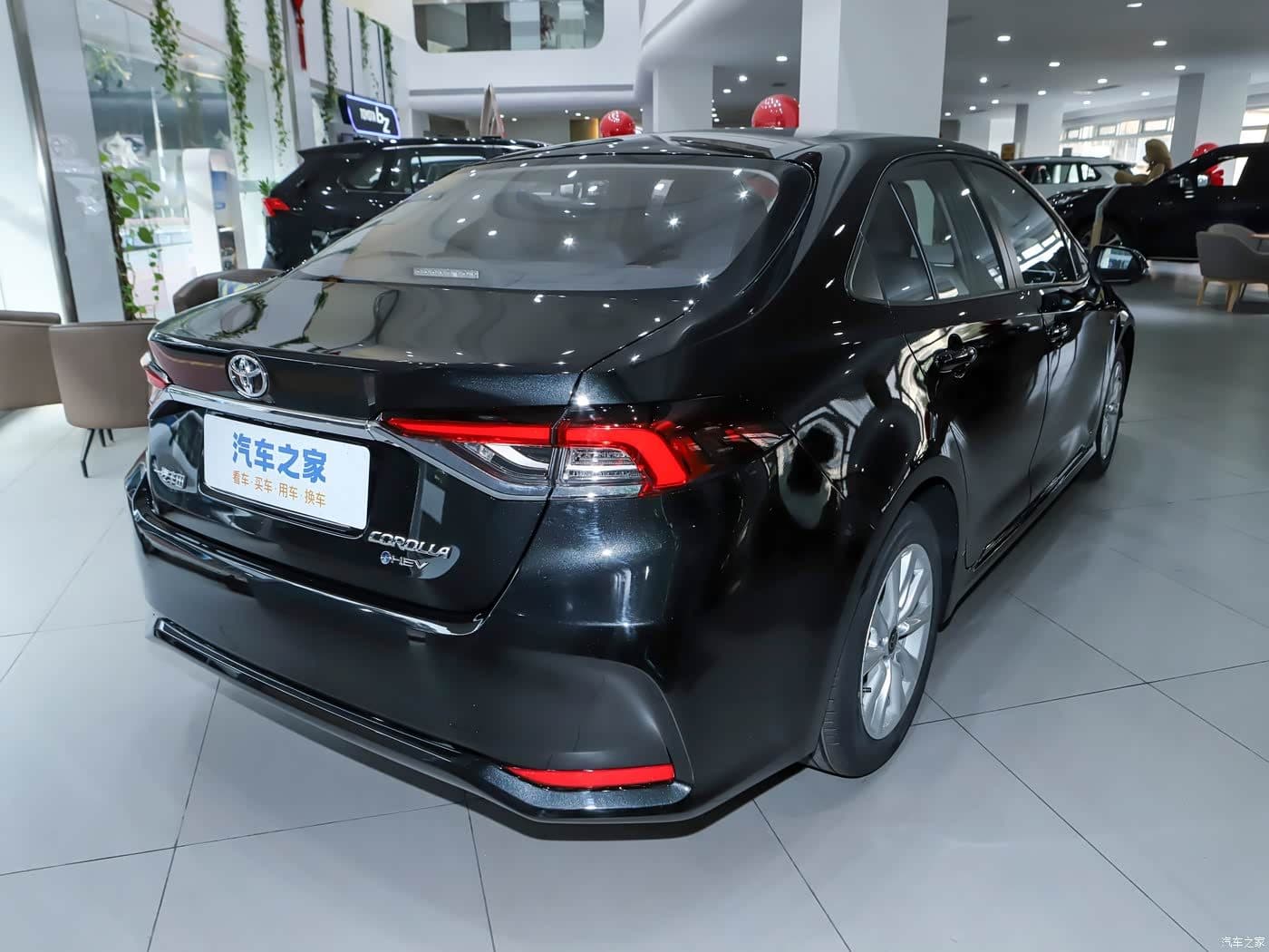 Vue trois-quarts arrière de la Toyota Corolla Hybride 2024