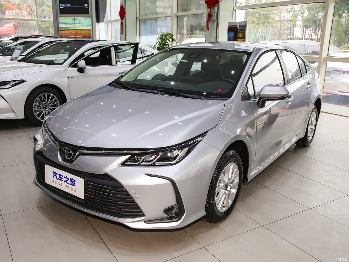 Toyota Corolla essence 2024 Argent charme, vue trois-quarts avant — berline à l’export