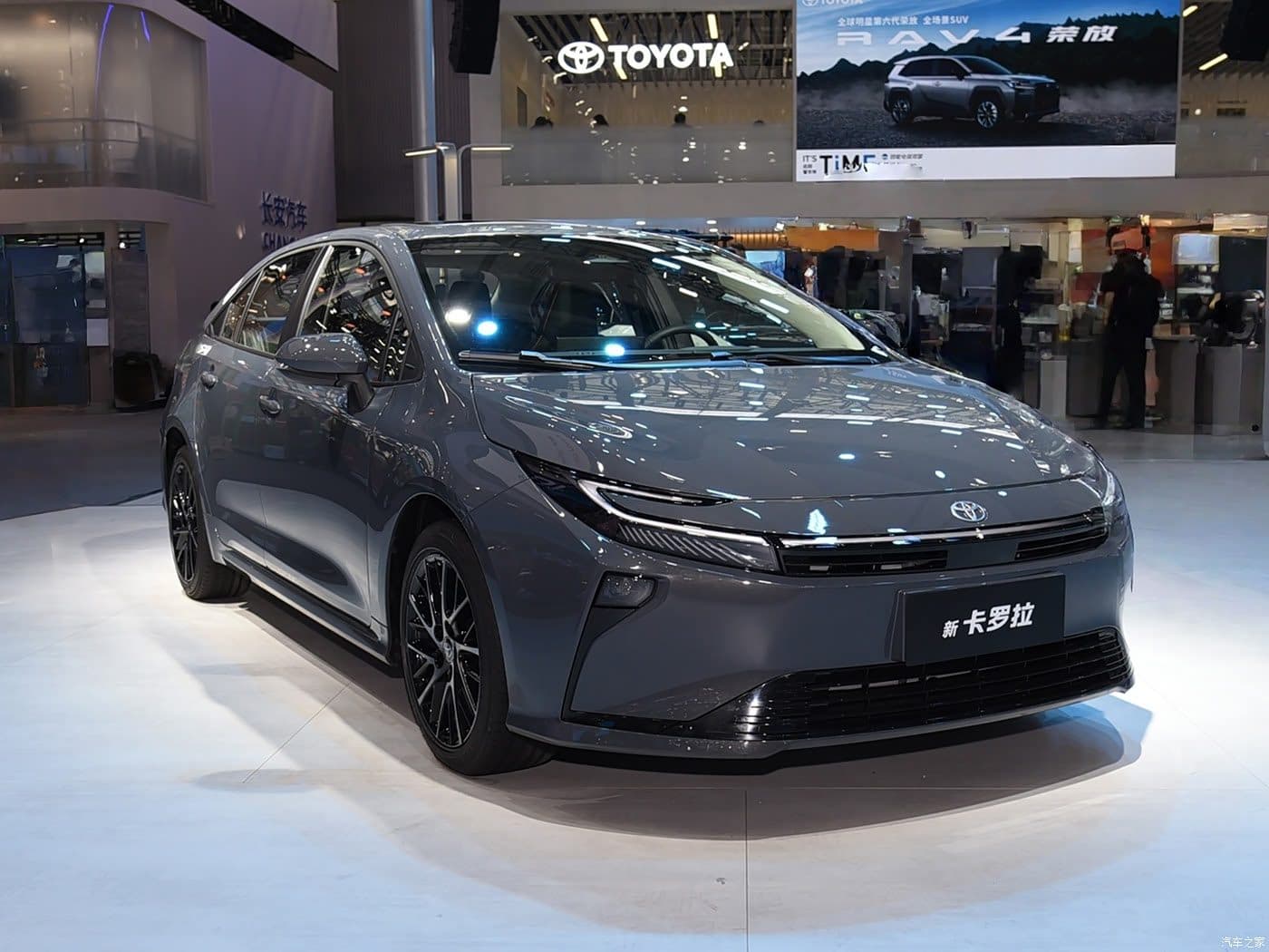 Toyota Corolla 2.0L 2026 Gris étoilé, vue trois-quarts avant — berline essence à l’export