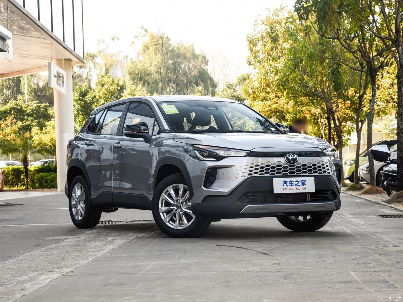 Toyota Corolla Cross 2.0L essence 2026 Argent fluide, vue trois-quarts avant — SUV compact à l’export