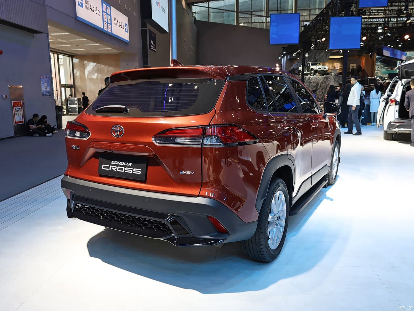 Vue trois-quarts arrière du Toyota Corolla Cross Hybride 2026